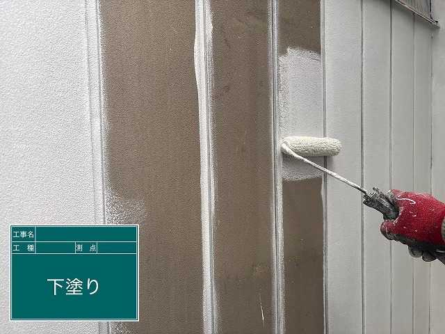 金属外壁の下塗り作業